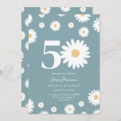 マットブルーのデイジー 50歳の誕生日招待状 招待状 (正面/裏面)
