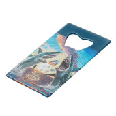 マット・チェイス・モレランの「煌めく宝石を求めるグラマラスなシャーク」- クレジットカード栓抜き (正面アングル)