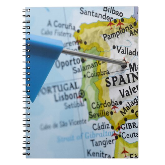 マップ上にスペインのマドリードに配置されたマップピン、クローズアップ ノートブック (正面)