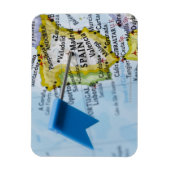 マップ上にスペインのマドリードに配置されたマップピン、クローズアップ マグネット (縦)