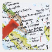 マップ上のシンガポールに配置されたマップピンのクローズアップ スクエアシール (正面)