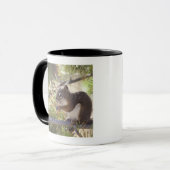 マツ円錐形2を食べているリス マグカップ (正面左)