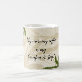 マツ大枝心地よいおよび喜びの(鳥)ショウジョウコウカンチョウ コーヒーマグカップ (中央)