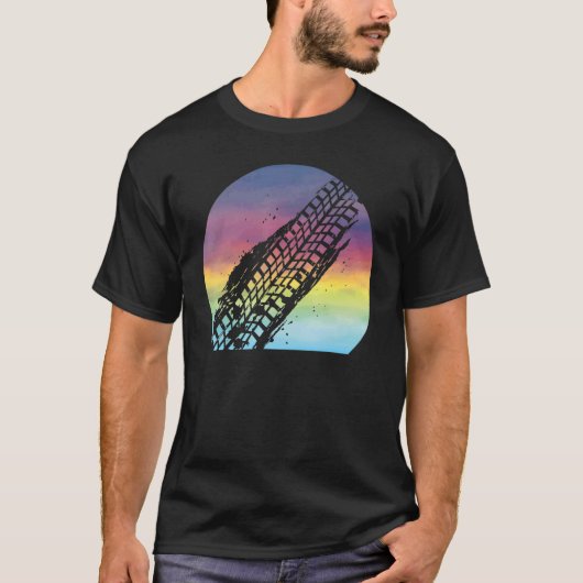 マディングレトロサンセットキュートマディングタイヤトラックAtv O Tシャツ (正面)