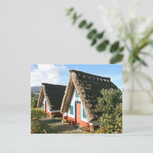 マデイラ島の写真とサンタナの典型的な家 ポストカード (スタンド正面)