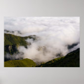 マデイラ島の山々の上のもやのかかった雲 ポスター (正面)