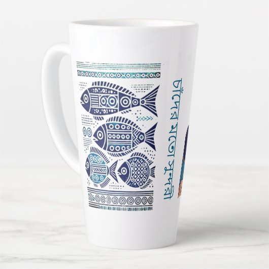 マドゥバニーの青い魚と伝統的な女性のラテマグ カフェラテマグ (左アングル)