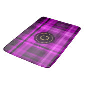 マドラスホットピンクパターンイニシャル パーソナライズされた バスマット (アングル)