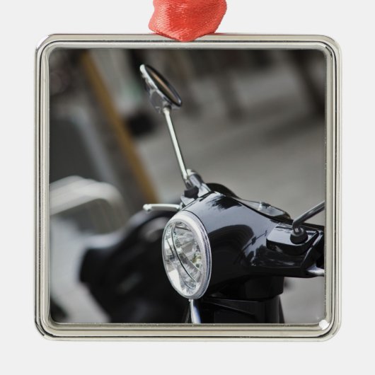 マドリード、ブラックベスパスクーター メタルオーナメント (正面)