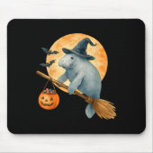 マナティーウィッチハットパンプキンハロウィーンの衣装の男性を見る マウスパッド (正面)