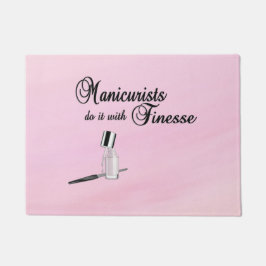 マニキュリストはフィネスでそれを行う ドアマット