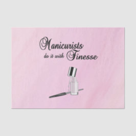 マニキュリストはフィネスでそれを行う 薄葉紙