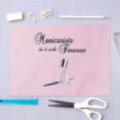 マニキュリストはフィネスでそれを行う 薄葉紙 (クラフト)