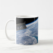 マニコーガンクレーターとセントローレンス川 コーヒーマグカップ (左)