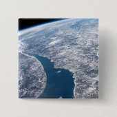 マニコーガンクレーターとセントローレンス川 缶バッジ (正面)