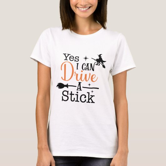 マニュアル車を運転できる魔法使いのハロウィーン文字  Tシャツ (正面)