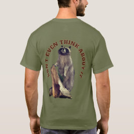 マニーとアライグマ: 犬が前でアライグマが後ろ Tシャツ