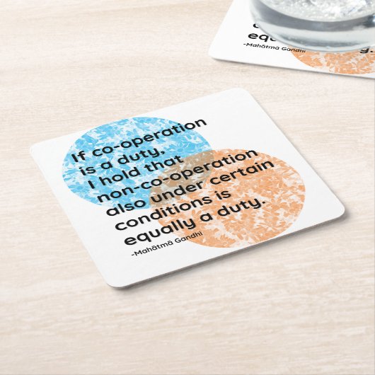マハトマガンディ協力引用文 スクエアペーパーコースター (アングル)