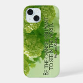 マハトマ・ガンジー感動的引用文「変化を求めて」 iPhone 15ケース (裏面)