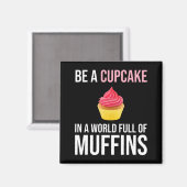 マフィンだらけの世界でカップケーキを食べる マグネット (正面/裏面)