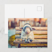 マフラーで耳を覆った羊がベンチで昼寝 シーズンポストカード (正面/裏面)