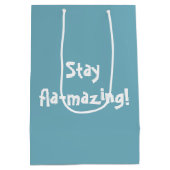 マフラーとピンクのブーツを履いたフラミンゴ ミディアムペーパーバッグ (裏面)