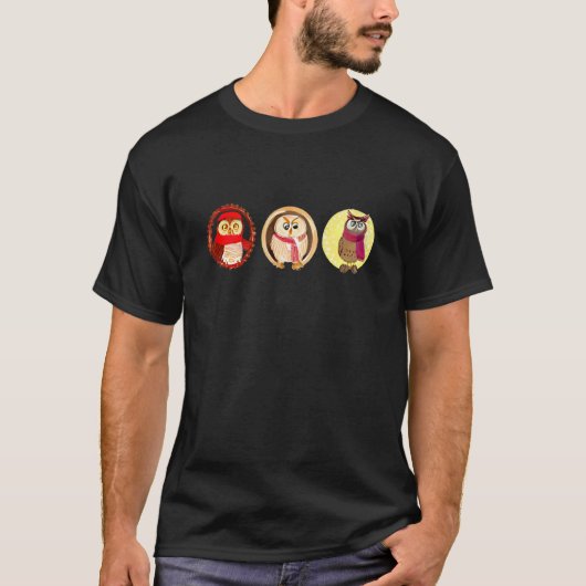 マフラーを巻いたかわいいフクロウ Tシャツ (正面)