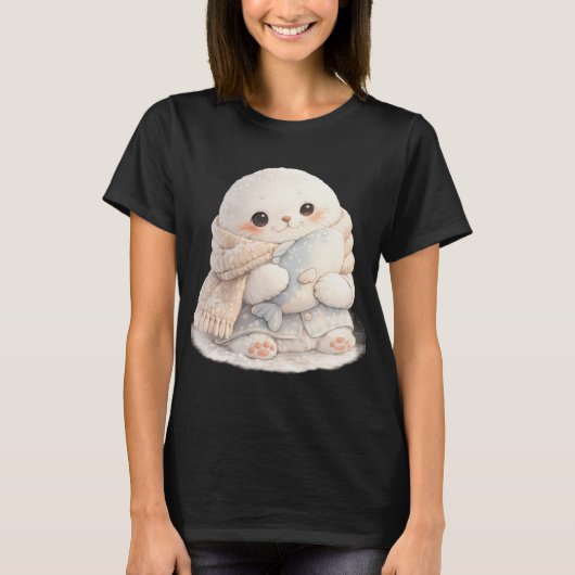 マフラーを巻いて魚を抱きしめるかわいいアザラシの赤ちゃん Tシャツ (正面)