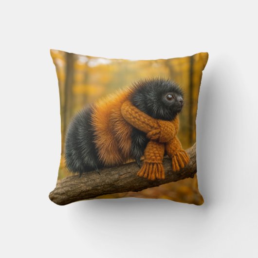 マフラーを着た秋のウールのクマの毛虫 クッション (正面)