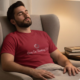 マホガニー地にホワイトタイポグラフィーの楽しい「静かに考え中」デザイン Tシャツ