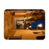 マホンの古い照明の狭い通り – メノルカ マグネット (横)