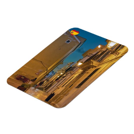 マホンの古い照明の狭い通り – メノルカ マグネット (左側)