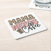 ママがコーヒーを飲む スクエアペーパーコースター (アングル)