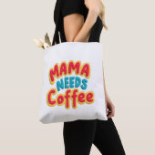 ママがコーヒーを飲む トートバッグ (クローズアップ)