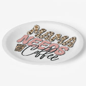 ママがコーヒーを飲む ペーパープレート (アングル)