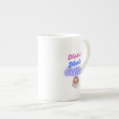 ママがコーヒーを飲む ボーンチャイナマグカップ (正面右)