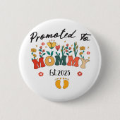 ママが最高に。2025年:新しい母キープサケ 缶バッジ (正面)