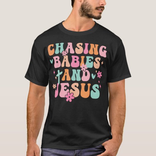 ママが赤ちゃんとイエスを追いかける キリスト教 Tシャツ (正面)