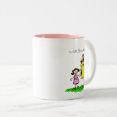 ママとミーの小さな女の子(ブルネット – 名前をカスタムする) ツートーンマグカップ (正面右)