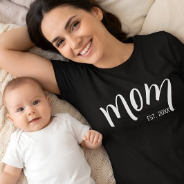 ママになった年をカスタマイズできる ホワイトスクリプト ママおめでとうTシャツ Tシャツ