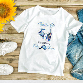 ママになる男の子の青いベビーシューズの赤ちゃんシャワー Tシャツ