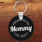 ママに昇進。2024 I キーホルダー (正面)