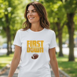 ママのファーストイヤーダウン フットボールテキスト イエロー Tシャツ
