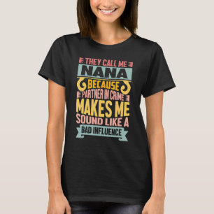 ママの仲間だからナナって呼ばれてるの Tシャツ