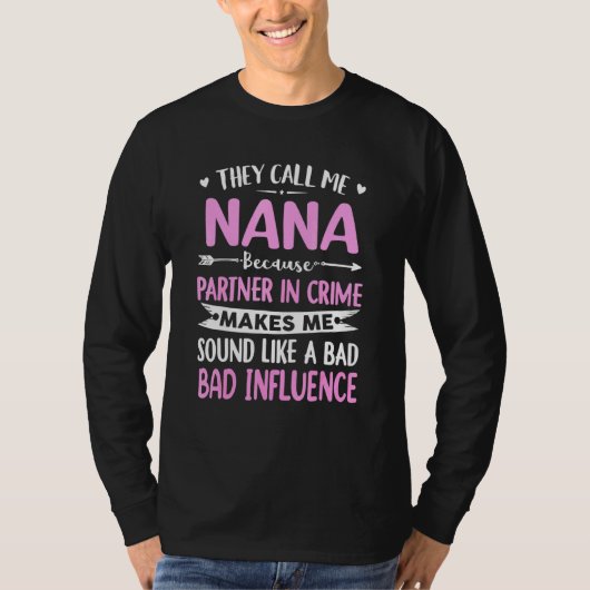 ママの仲間だからナナって呼ばれてるの Tシャツ (正面)