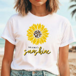 ママの太陽の光 | 黄色ひまわりヒョウ柄 Tシャツ<br><div class="desc">Tシャツデザインは明るい黄色のヒマワリとおもしろい、ヒョウプリントの中心を備え、クラシックの外観にスタイリッシュひねりを加える。花の下に、文字は「ママの太陽の光」と言う、黄色と黒で縁取られた手書きのスタイルはっきりしたで、目を引く効果を与える。このデザインは暖かさと野生の精神のtouchをもたらす。母の日の贈り物として、または母への大事な行事として完璧な。</div>