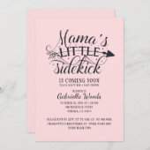 ママの小さなサイドキックピンクの赤ちゃん女の子シャワー 招待状 (正面/裏面)