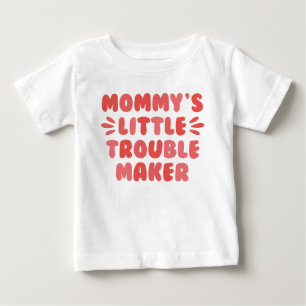 ママの小さなトラブル・メーカー ベビーTシャツ
