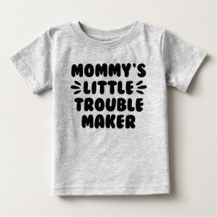 ママの小さなトラブル・メーカー ベビーTシャツ