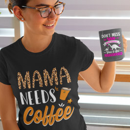 ママはコーヒーが必要 カジュアル グラフィック 楽しい カフェイン Tシャツ